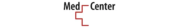 Logo mit schwarzem Schriftzug „Med Center“; dazwischen ein rotes, eckiges, stilisiertes Kreuz als medizinisches Symbol.