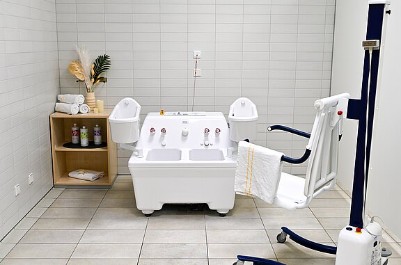 Gezeigt wird eine Wanne für ein Zellenbad. Ein Zellenbad kombiniert Wasserwärme mit elektrischen Impulsen.