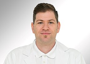 Dr. med. (Univ. Belgr.) Dejan Zakula Portraitbild von Dejan Zukla, Facharzt für Haut- und Geschlechtskrankheiten im Ambulantes Zentrum, Fachbereich Dermatologie und Allergologie