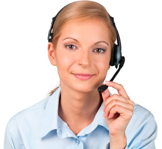 Nahaufnahme einer freundlich lächelnden Person mit Headset und Mikrofon, die in die Kamera blickt und Bereitschaft für Kundenservice/Support signalisiert.